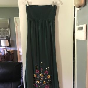 Women’s clothing (various shirts/dresses included)